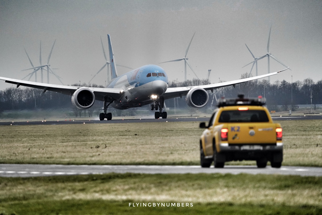 TUI 787 pilots landing manually at Amsterdam airport with nearby yellow vehicle